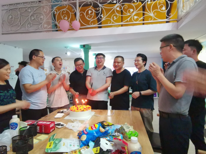 1593262910105298.jpg 图3:集体生日寿星们的欢笑.jpg