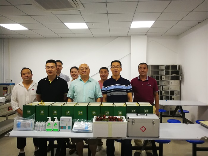 1593324235275403.jpg 图1:慰问合影(1).JPG