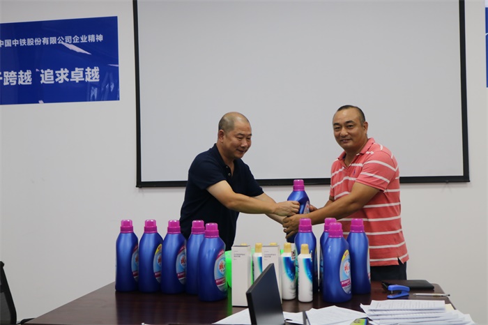 1593480282119740.jpg 图2.安全总监为一等奖颁奖.JPG