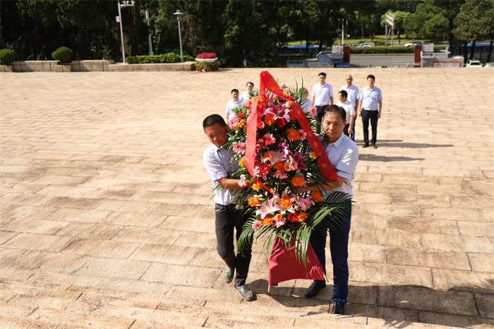 1593517414976262.jpg 图1.敬献花篮.JPG