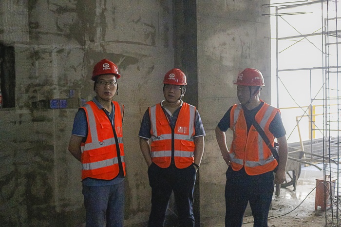 1593567071102019.jpg 项目部领导现场勘察.JPG