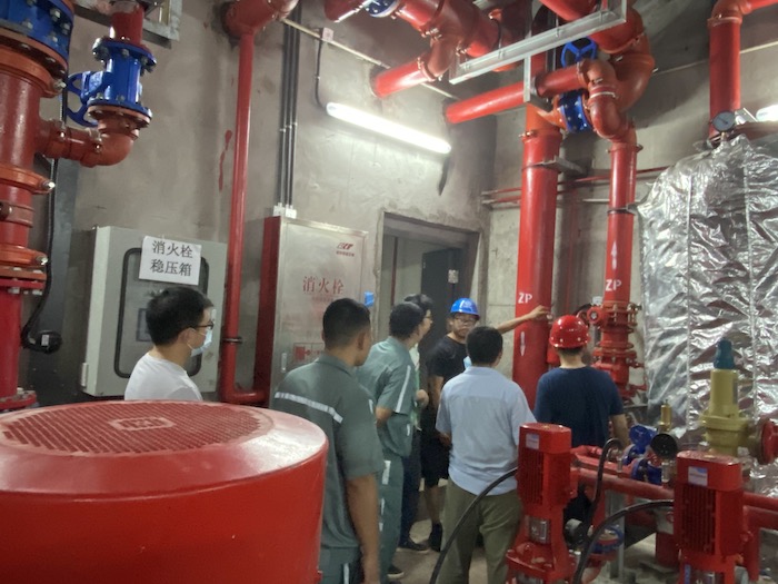 1595833218921181.jpeg 图一:各方代表查看施工现场.jpeg