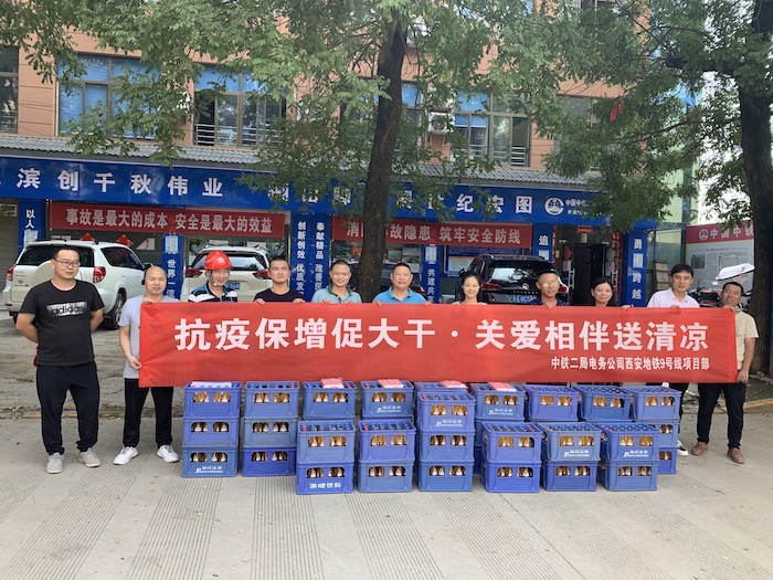 发放清凉饮料.JPG