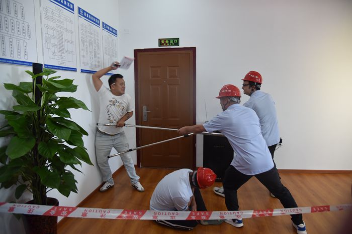 图2：不法分子被防爆人员控制_副本.jpg
