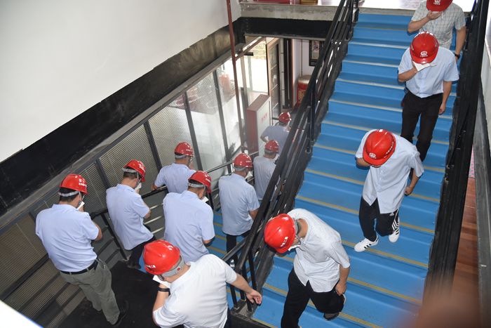 图3：人员有序进行疏散疏散_副本.jpg