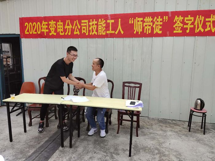图片2：师徒亲切握手_副本.jpg
