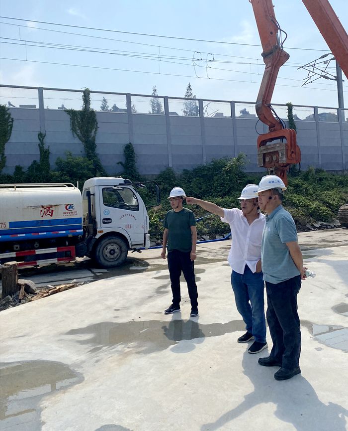 图1：在工地现场了解情况_副本.jpg
