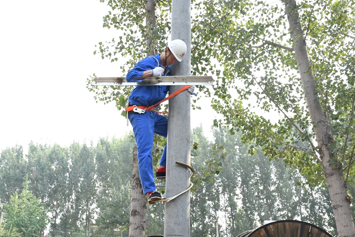 图5：登杆.JPG