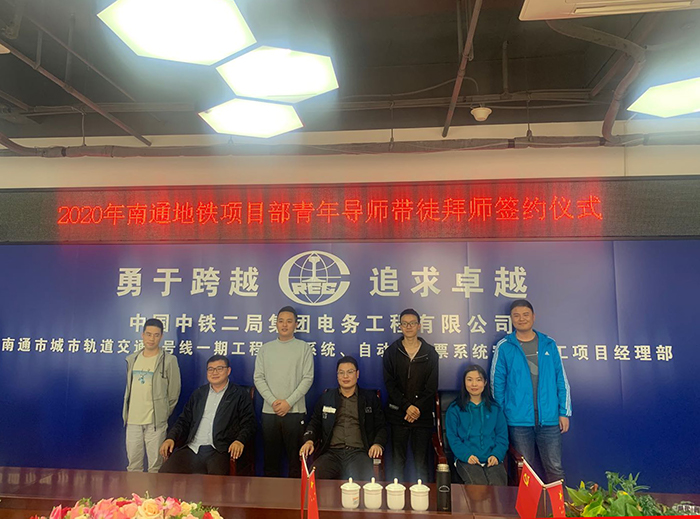 图3：师傅与徒弟合影副本.jpg
