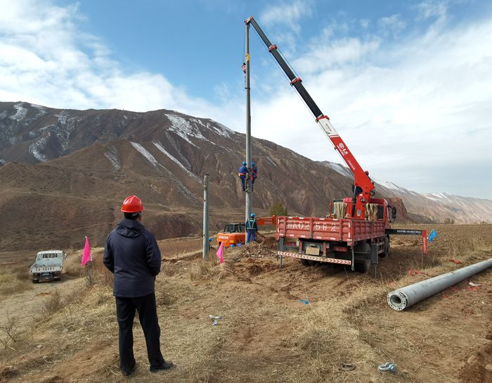 1604970759546288.jpg 图3:立杆施工中_副本.jpg