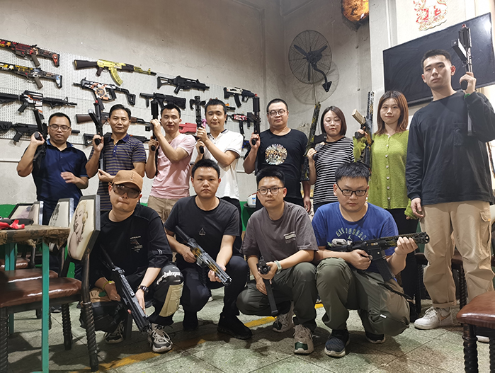 1605060220617075.jpg 图1:真人CS俱乐部合影副本.jpg