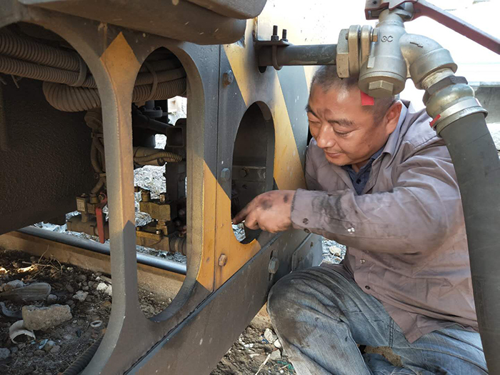图：杨师在检修轨道车副本.jpg
