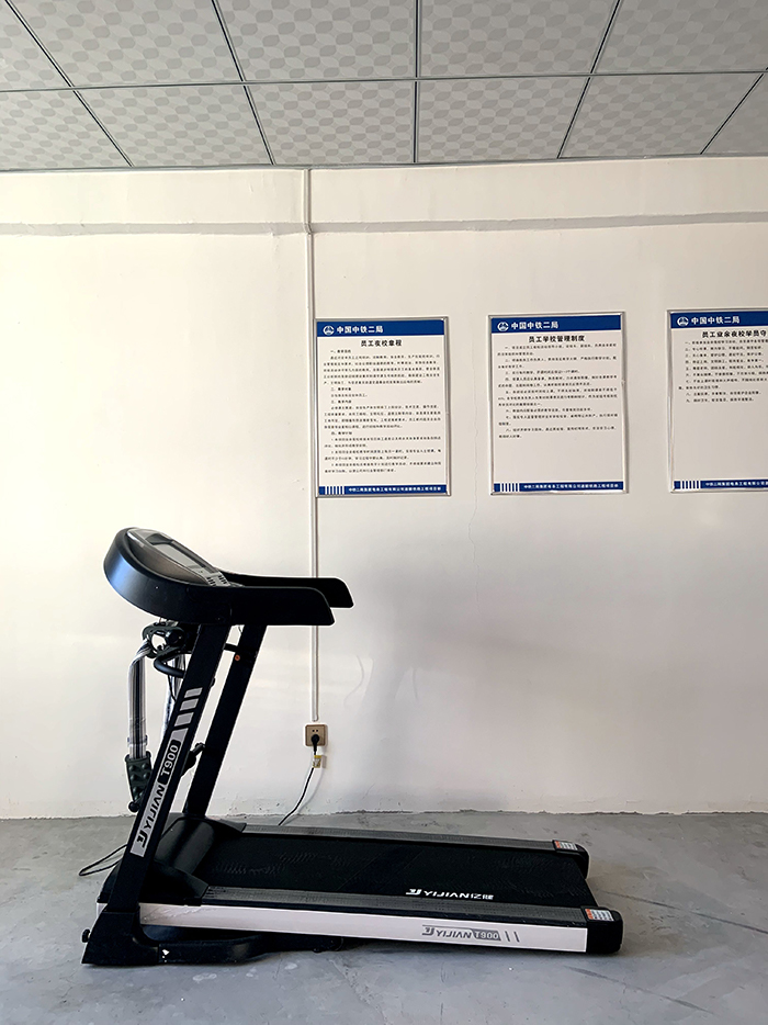 1605260118105815.jpg 图5:“三工”建设之职工跑步机副本.jpg