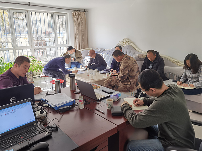 1605489329885120.jpg 图1:与作业队现场负责人召开安全技术交底会议副本.jpg