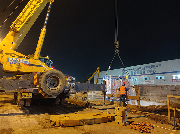 1605515331376398.jpg 图1:设备吊运副本.jpg