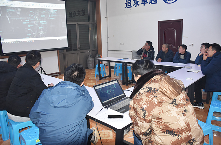 图为给排水主管工程师对整体施工进行部署副本.jpg