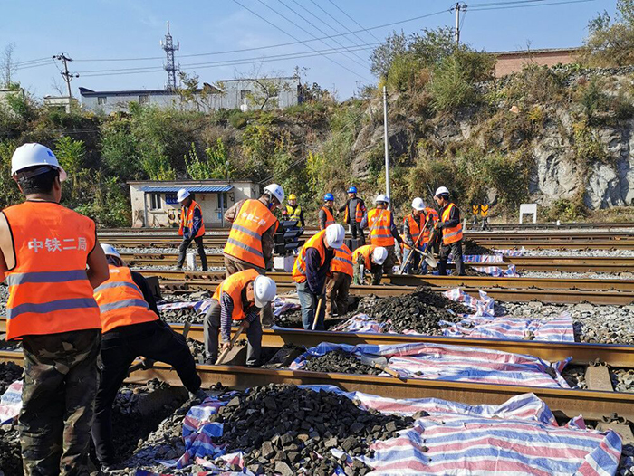 1606807196267915.jpg 图2:过轨开挖副本.jpg