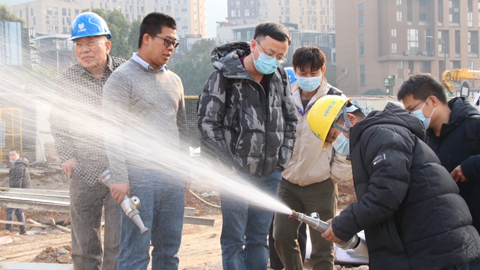 图2：消防水管出水.JPG