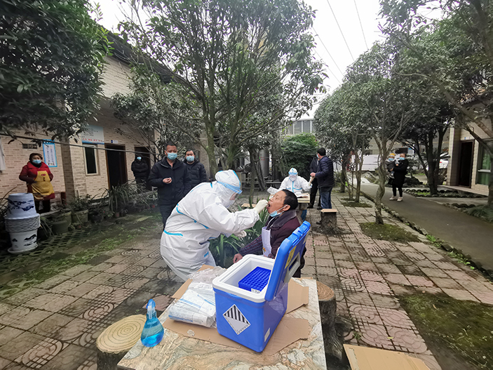 1608003758749527.jpg 图1:项目部人员核酸检测现场副本.jpg