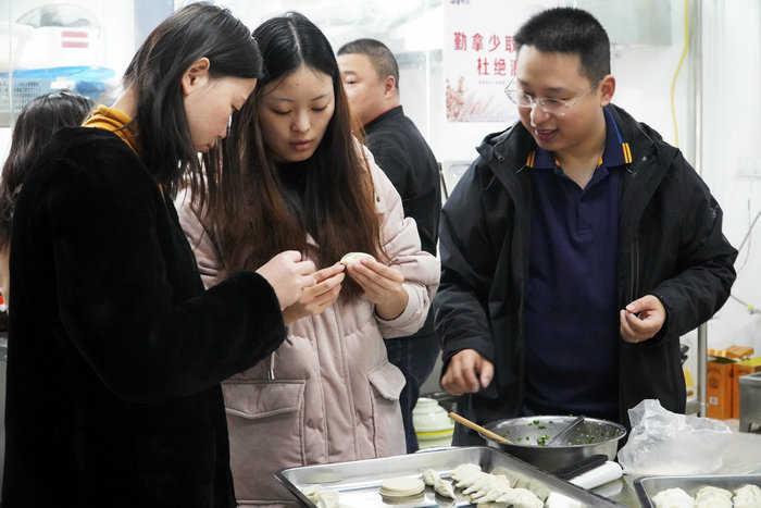 1608621128129181.jpg 图1:包饺子场景.JPG