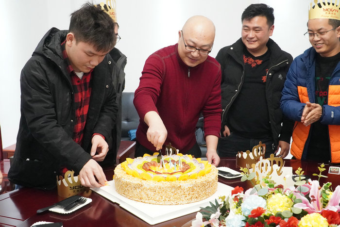 1608621145972518.jpg 图2:为员工庆生.JPG