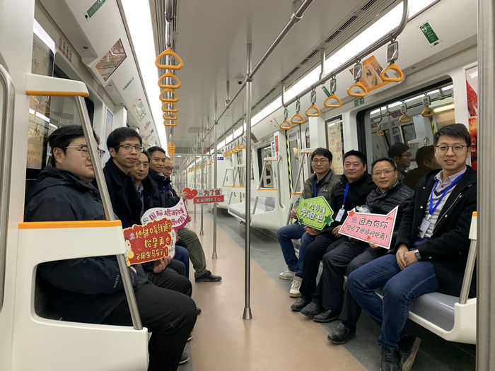 1609146493105135.jpg 图2:项目部员工试乘.jpg