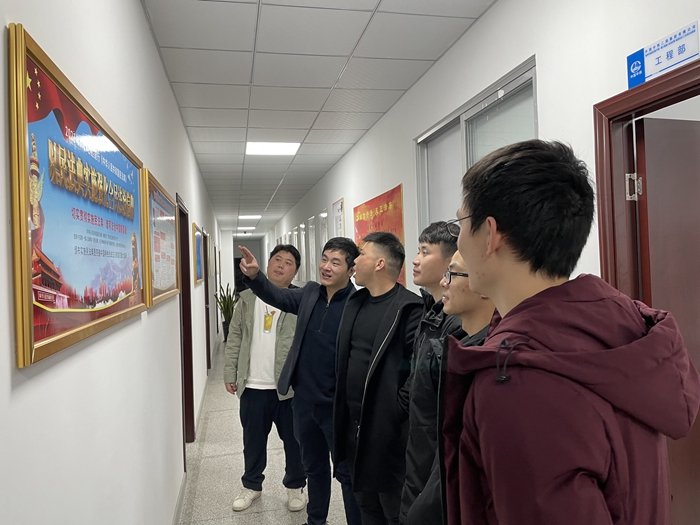 图1.项目部员工在民法典展板前热切讨论_副本.jpg