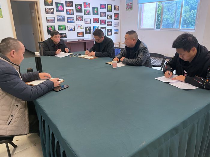 图3：公司副总经理孙思松参与支部成员批评与自我批评.jpg