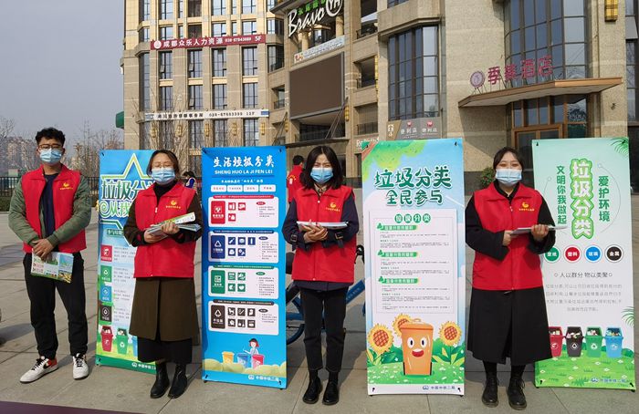 图3：户外展板宣传.jpg