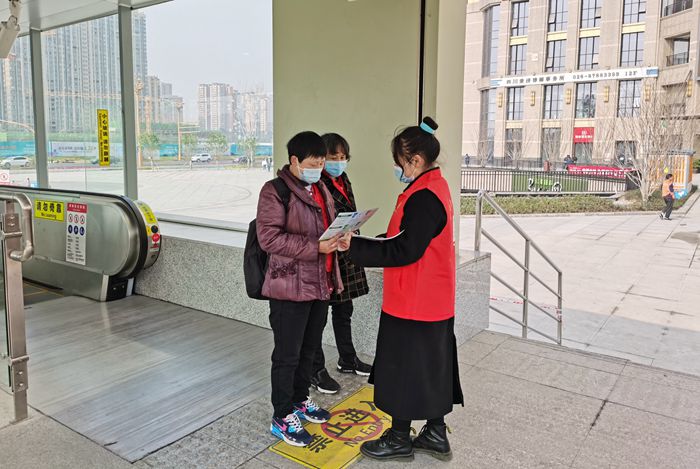 图4：发放宣传手册.jpg
