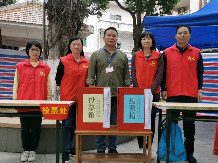 图3：监督封箱：中：府又社区党委委员冯俊杰，右一：项目部副书记张辉.jpg