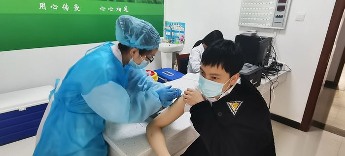 职工正在接种疫苗.jpg