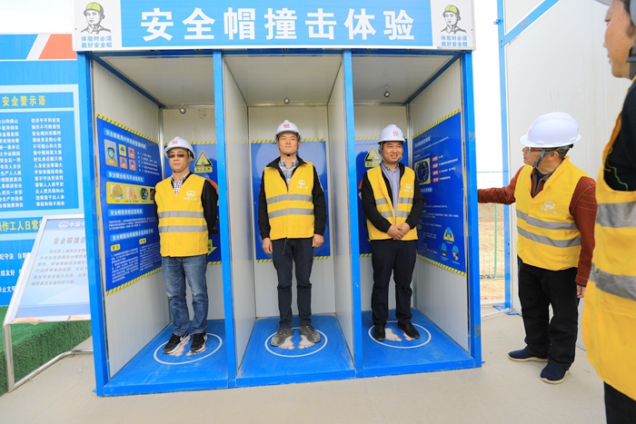 安全帽撞击体验.jpg