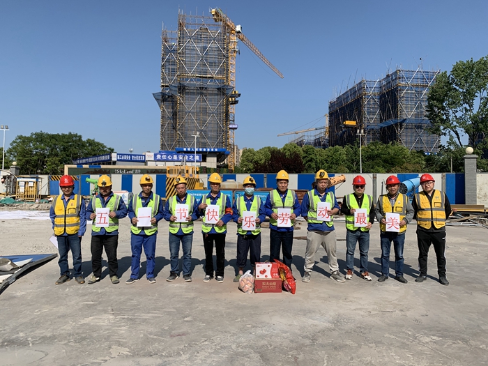 慰问小组与农民工合影 (1) - 副本.jpg