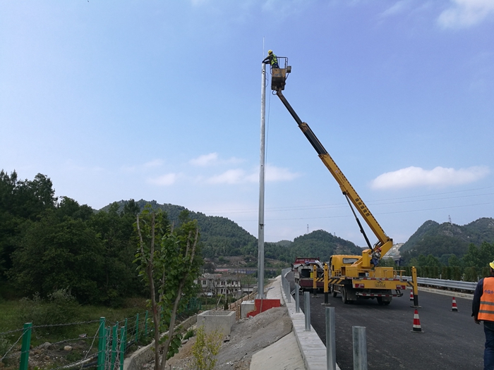 威围项目第一套外场设备（摄像机）安装 - 副本.jpg