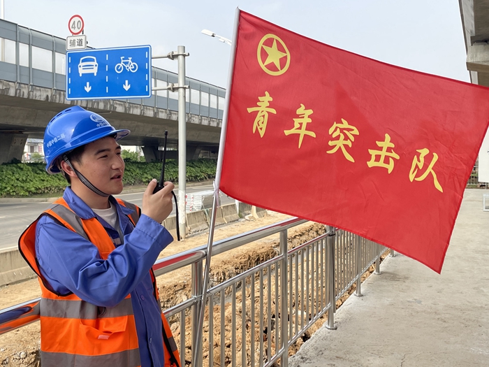 青年突击队队员在现场 - 副本.JPG