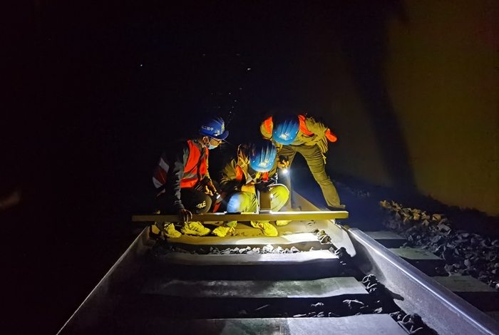 图：京原铁路项目测量小组在平峪至野三坡区间进行接触网隧道悬挂测量 - 副本.png