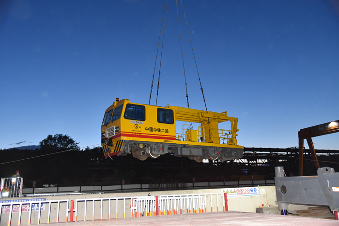图1：轨道车吊装_副本.jpg