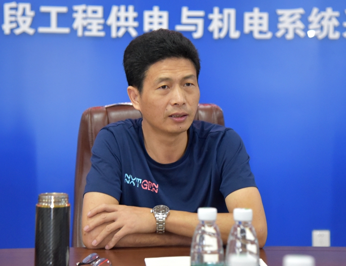 图2：公司总会计师听取项目工作汇报_副本.jpg