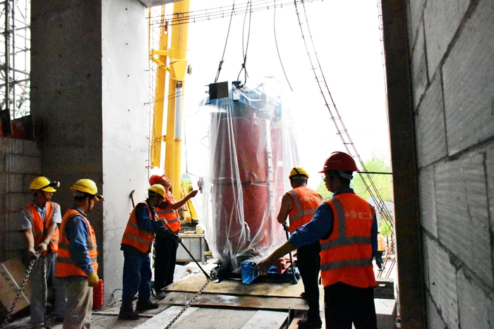 图：变压器就位 (1)_副本.jpg