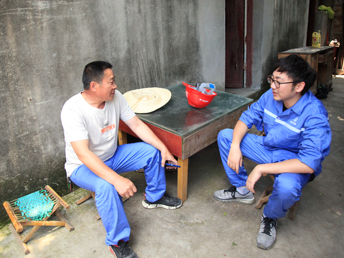 1623719675790881.jpg 图4:南京片区工会生活保障委员、南京地铁七号线项目经理魏轶丰与作业人员交流慰问.JPG