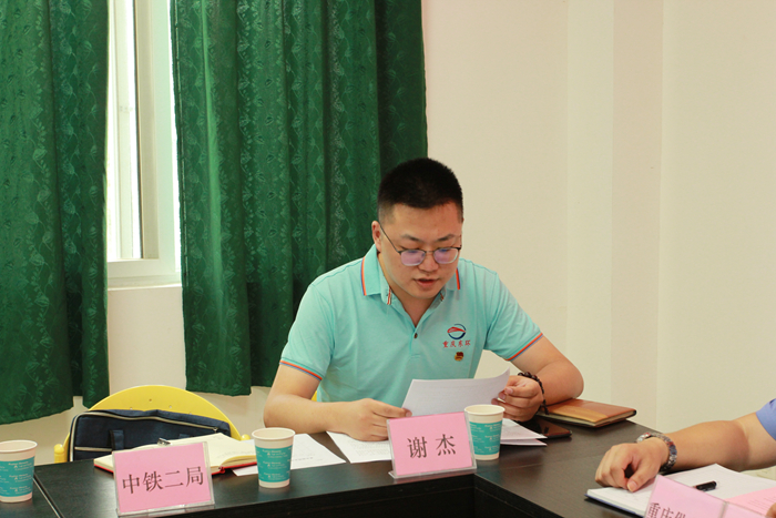 图二：中铁二局代表发言.jpg