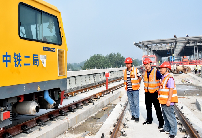 1625644826112609.jpg 图:检查轨道车作业情况.JPG