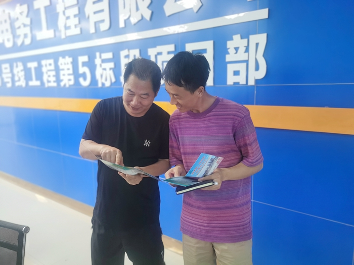 1626062374134388.jpg 图:分发安全宣传小册 - 副本.jpg