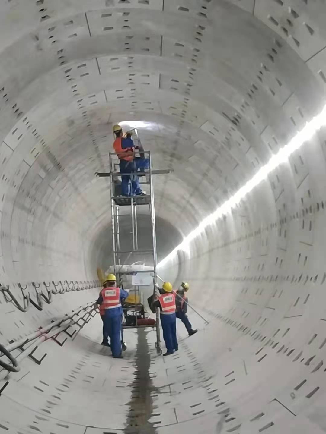 图1：接触网无轨测量提前进行悬挂打孔 - 副本.jpg