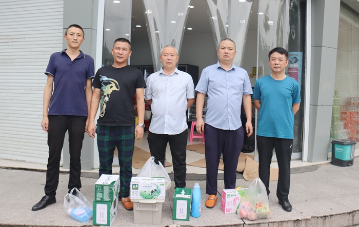 1627607296903194.jpg 慰问退伍老兵_副本.jpg