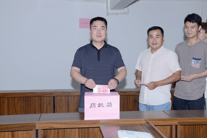 1627629386746558.jpg 项目经理带头捐款_副本.jpg