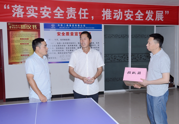 1627629397410824.jpg 魏明钦领取捐款_副本.jpg