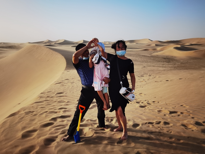 1627875799493230.jpg 图三:幸福一家人 - 副本.jpg