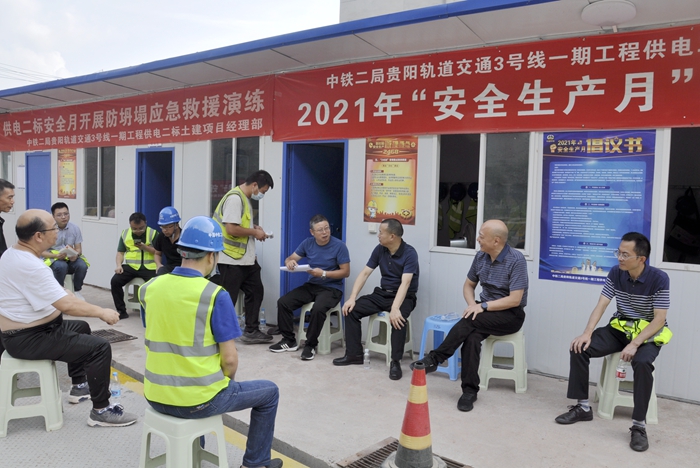 图五 与现场人员交流_副本.jpg